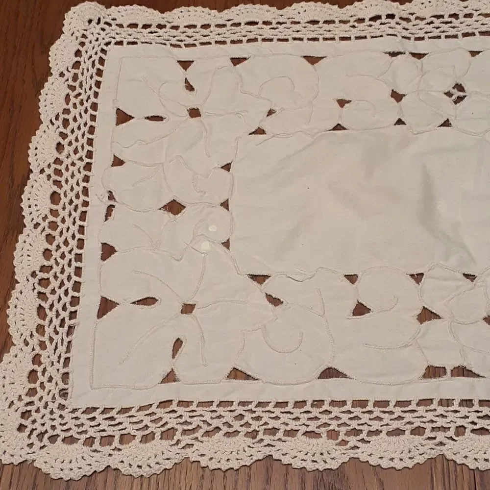 Ecru linen w/stitched design ecru crocheted edging‎ & mat